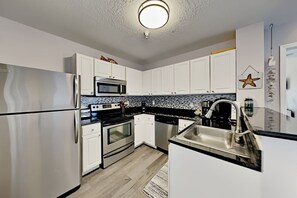 Jääkaappi, mikroaaltouuni, uuni, liesi