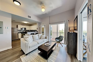 TV - Lovely Water View Condo, Top Floor, Steps to Beach (Madeira Beach)