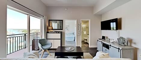 2 slaapkamers, een bureau, een strijkplank/strijkijzer, reisbedje