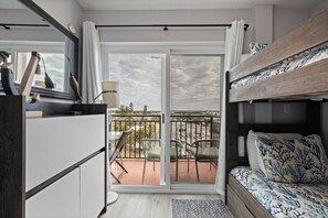 2 Schlafzimmer, Schreibtisch, Bügeleisen/Bügelbrett, Reisekinderbett