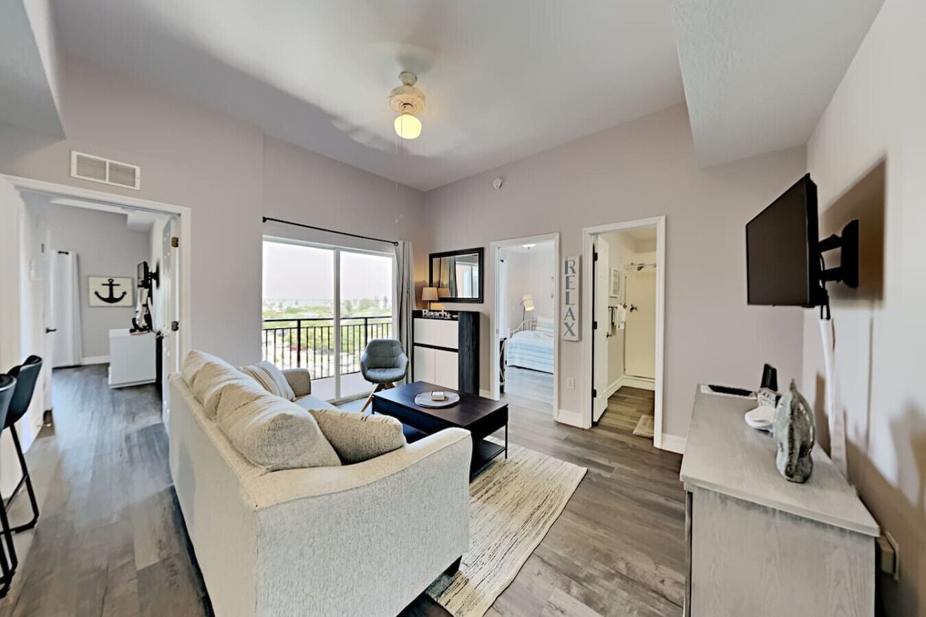 2 室のベッドルーム、デスク、アイロン / アイロン台、旅行用ベビーベッド