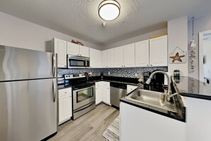 Frigorífico, microondas, horno y placa de cocina