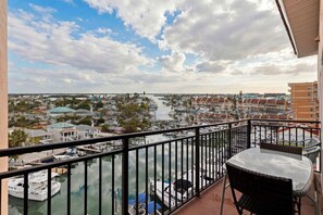 Outdoor dining - Lovely Water View Condo, Top Floor, Steps to Beach (Madeira Beach)