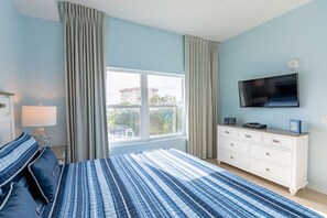 2 makuuhuonetta, työpöytä, silitysrauta/-lauta, vauvan matkasänky