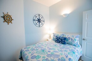 2 habitaciones, escritorio y tabla de planchar con plancha 