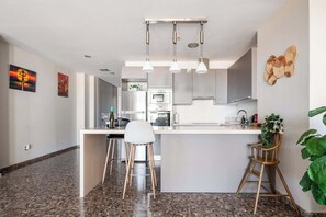 Fridge, microwave, oven, stovetop - Modern flat with sea views in Valencia. (Valencia)