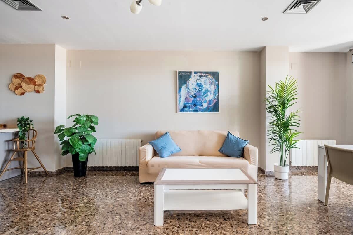 Smart-TV, bøker og kontorer