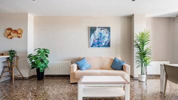 Smart-TV, bøker og kontorer