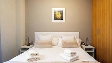 1 habitación, tabla de planchar con plancha y cuna de viaje