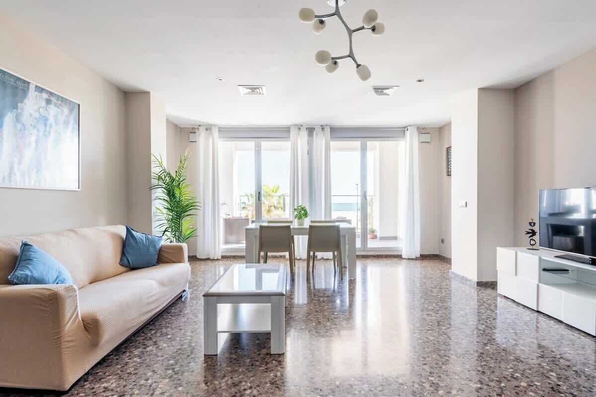 Smart TV, libros y oficina 