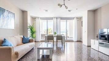 Smart TV, libros y oficina