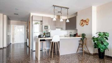 Refrigerador, microondas, horno y parrilla de estufa