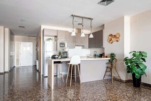 Refrigerador, microondas, horno y parrilla de estufa 