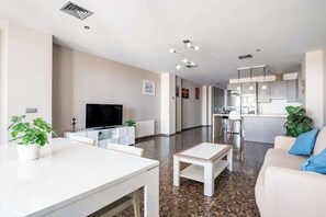 Smart TV, books, offices - Modern flat with sea views in Valencia. (Valencia)