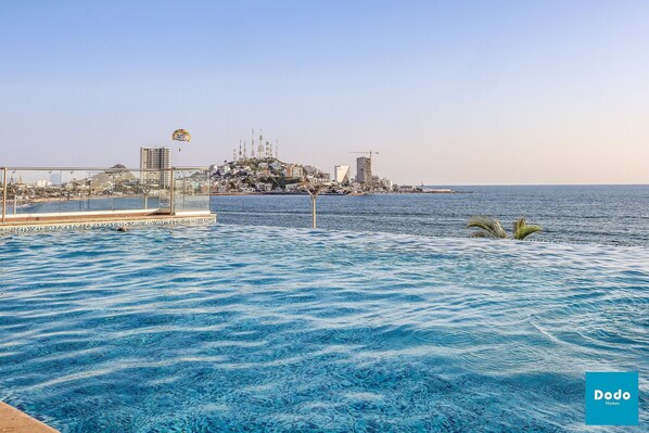 Outdoor pool - Sunset View Luxury Condos (Mazatlán)
