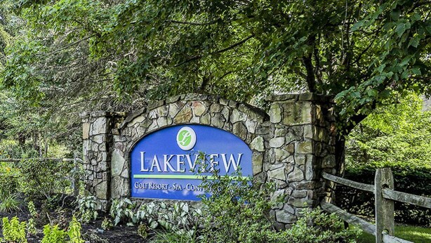 Un arco de piedra con un cartel que indica Lakeview Golf Resort - Spa - Conference.