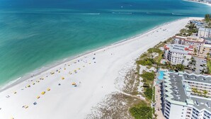 Ein Hotel an der Küste mit Strand, Meerblick und mehreren Schwimmbecken.