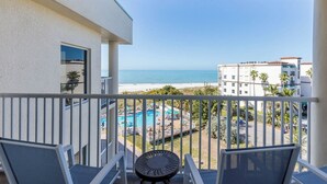 Ein Balkon mit Blick auf Strand und Poolbereich.