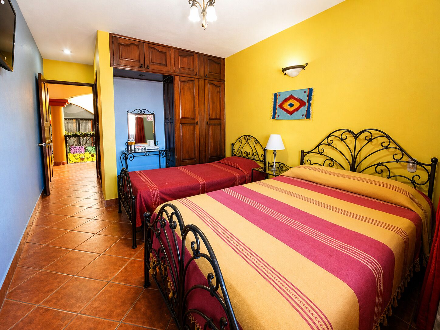 Habitación triple básica | Cortinas opacas, tabla de planchar con plancha, wifi gratis