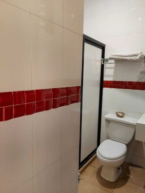 基础双人房 | 浴室 | 淋浴设施、吹风机、毛巾、肥皂