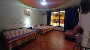 Kamar Quadruple Basic | Tirai kedap cahaya, setrika/meja setrika, Wi-Fi gratis, dan seprai linen