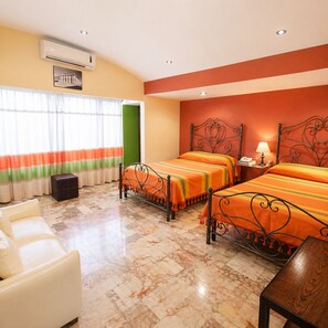 Habitación cuádruple básica | Cortinas opacas, tabla de planchar con plancha, wifi gratis