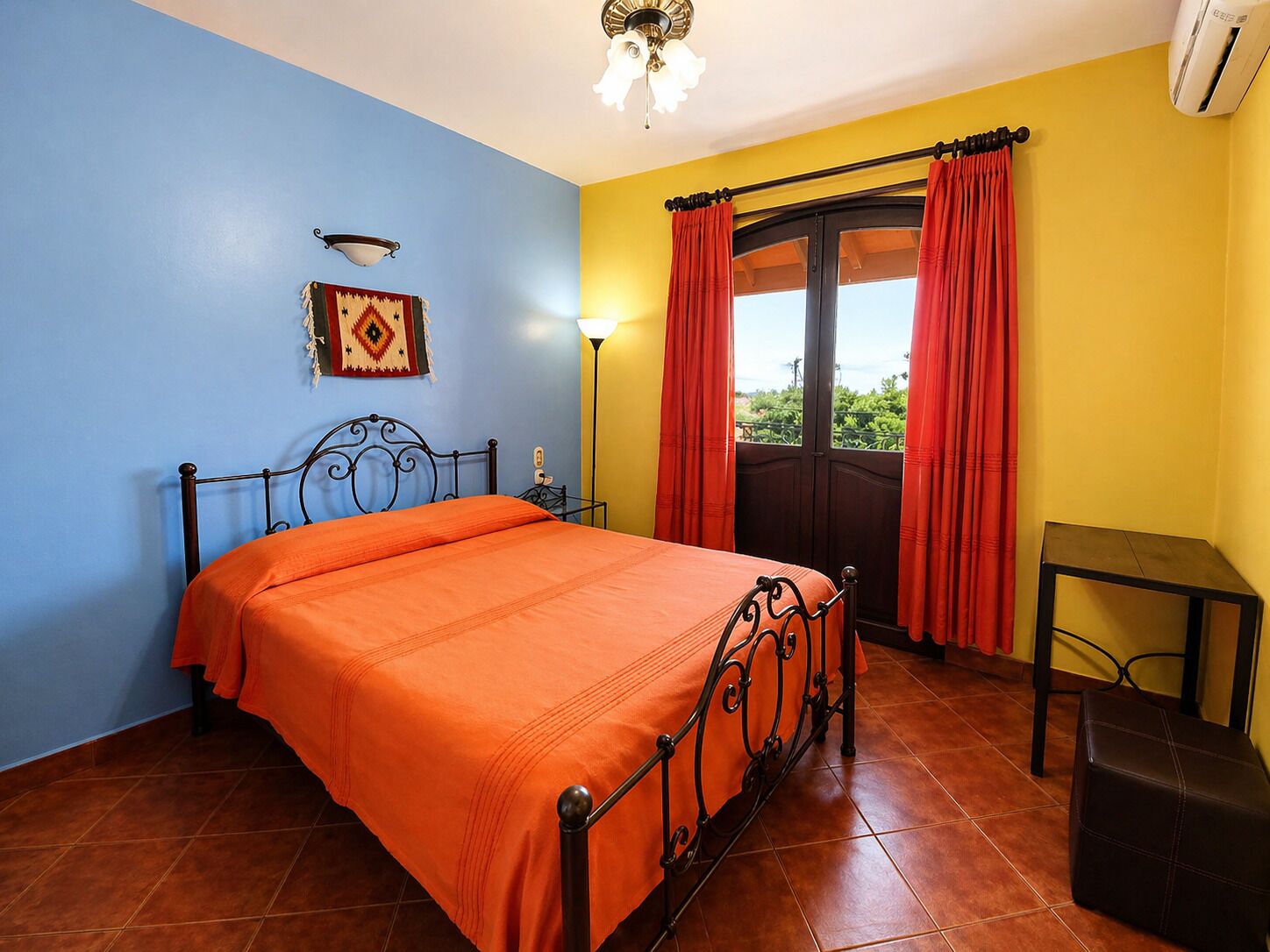 Habitación básica doble | Cortinas opacas, tabla de planchar con plancha, wifi gratis