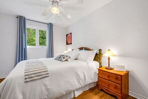 2 bedrooms, desk, iron/ironing board, WiFi - Waterfront Cottage, Wi-Fi | Netflix | Dog Friendly (Lanark)