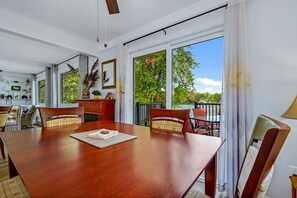 Dining - Waterfront Cottage, Wi-Fi | Netflix | Dog Friendly (Lanark)