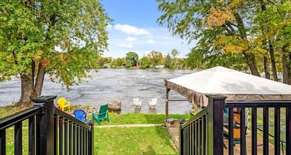 Waterfront Cottage, Wi-Fi | Netflix | Dog Friendly