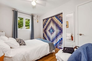 2 bedrooms, desk, iron/ironing board, WiFi