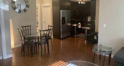 Fantastic Ensuite room c/w private bath in 2br apt