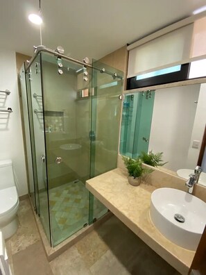 Departamento Confort | Baño | Regadera y toallas 