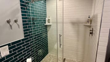 Dusche, Haartrockner, Bidet, Handtücher