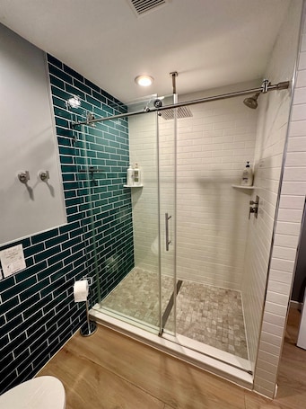 Shower, bidet, towels. Magnolia Suite: Modern Luxury Suite Near DIA + Downtown • No Cleaning Fee