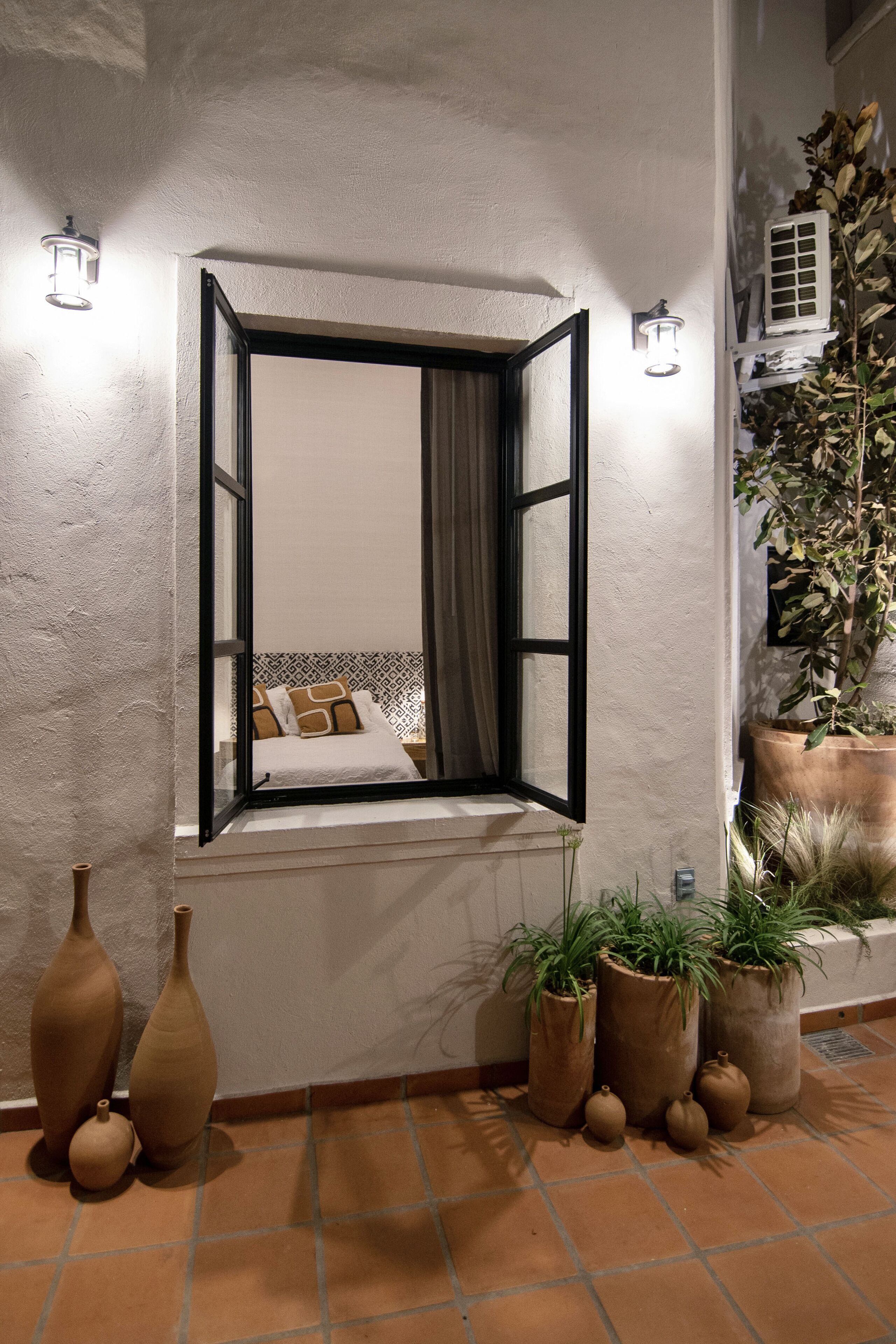 Habitación Confort, baño en la habitación | Decoración personalizada, muebles diferentes y cortinas blackout 