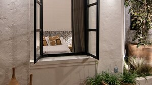 Comfort Room, Ensuite | Blackout drapes, iron/ironing board, WiFi (free), individually decorated - Casa Irake - Hostel (Guadalajara)