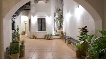 家庭共用宿舍, 僅限女士 | 庭園景