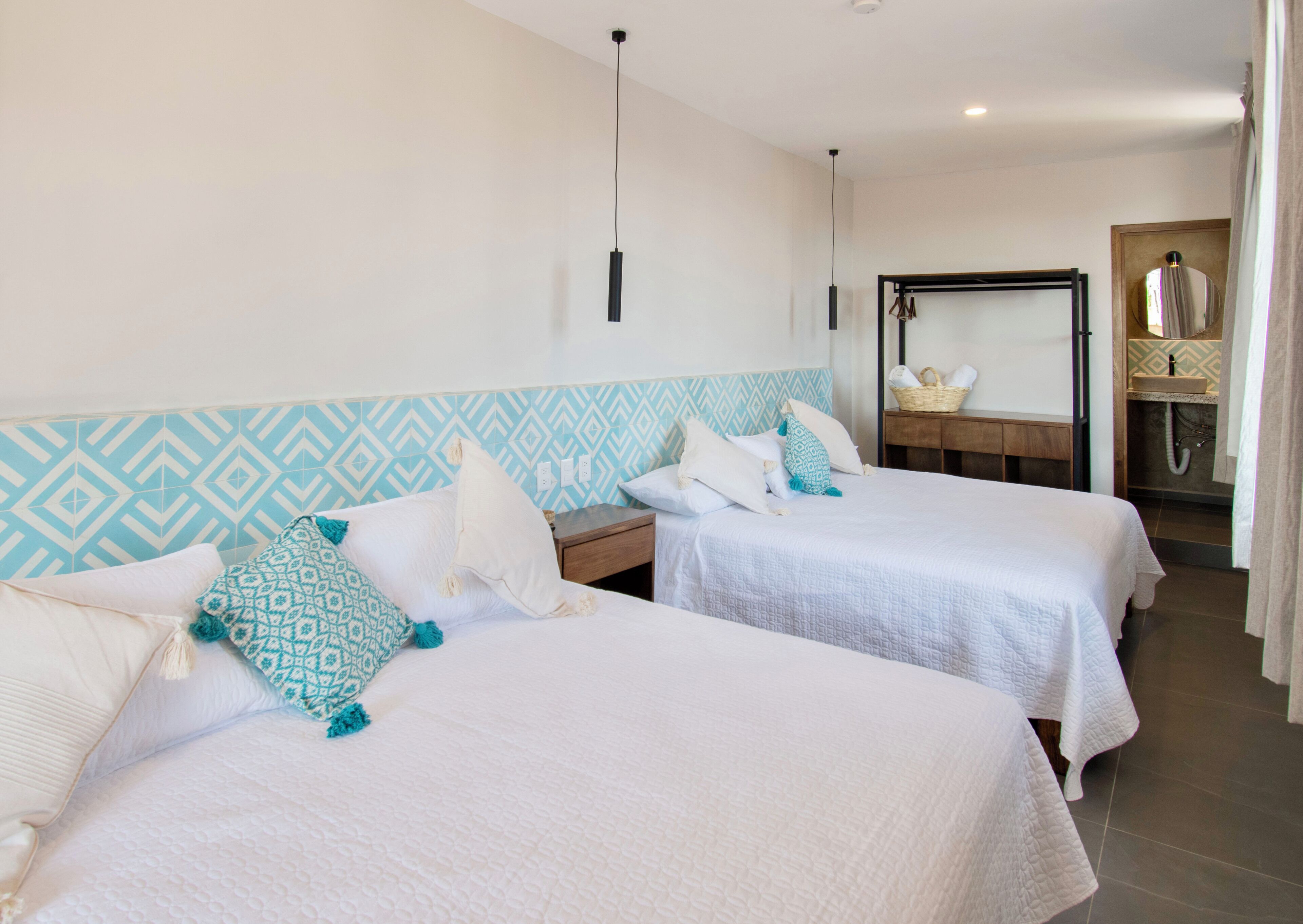 Habitació quàdruple familiar, vistes a la ciutat | Decoració individual, mobiliari individual i cortines opaques 