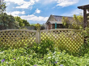 Property grounds - 4 bedroom accommodation in Whitby (Whitby)