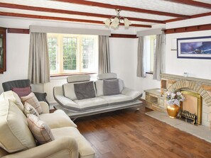 Living area - 4 bedroom accommodation in Whitby (Whitby)