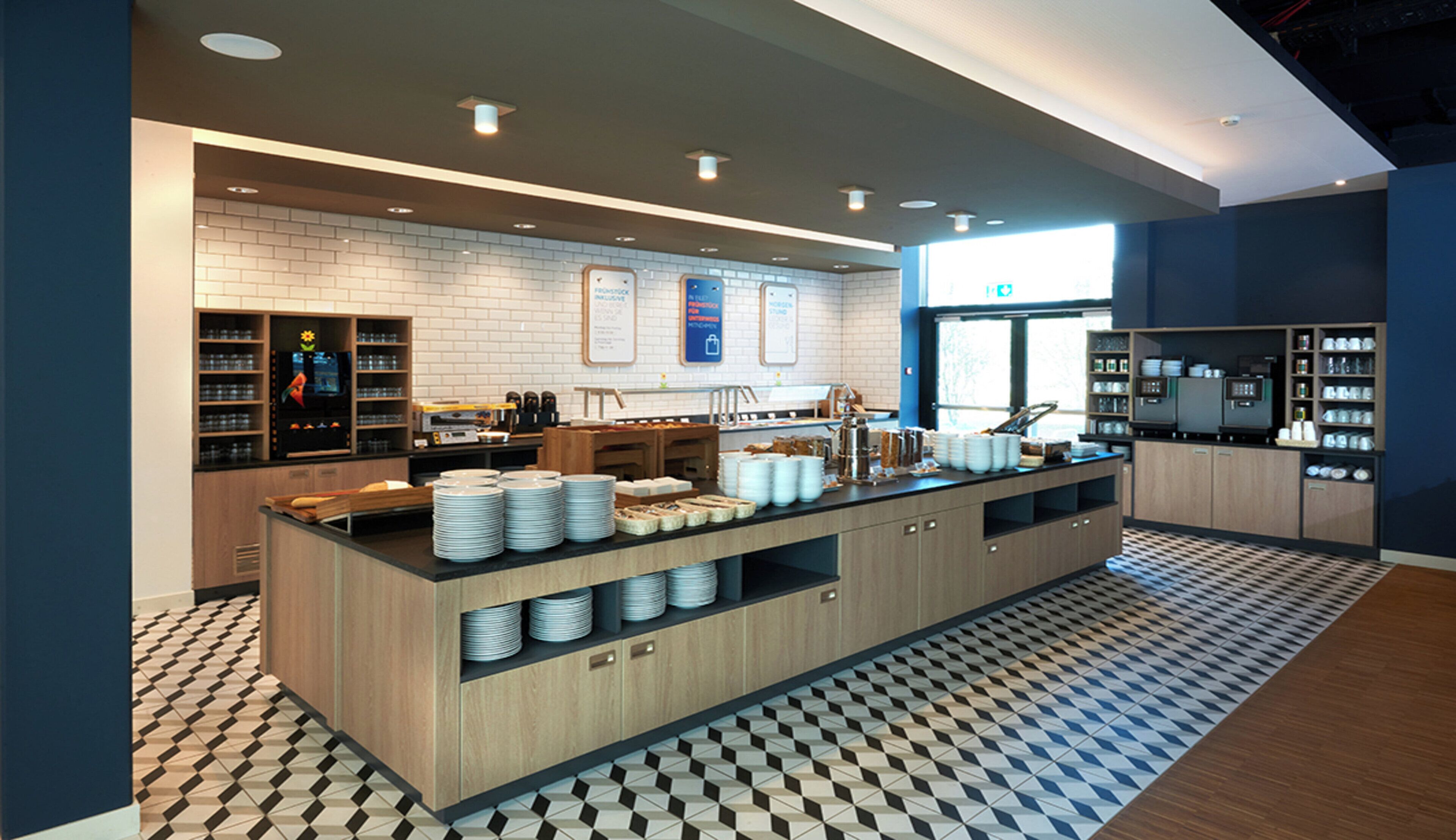 Una cocina moderna con una isla central, electrodomésticos integrados y un piso con diseño.