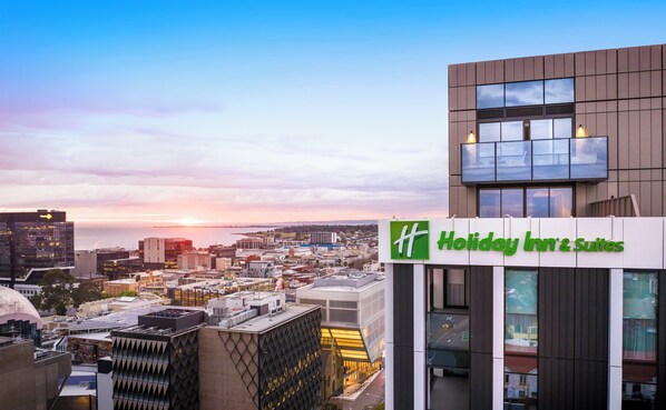 A Holiday Inn & Suites hotel with a view of the cityscape and sunset. - Holiday Inn & Suites Geelong by IHG (Geelong)