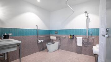 Un baño moderno con inodoro, lavabo y ducha.
