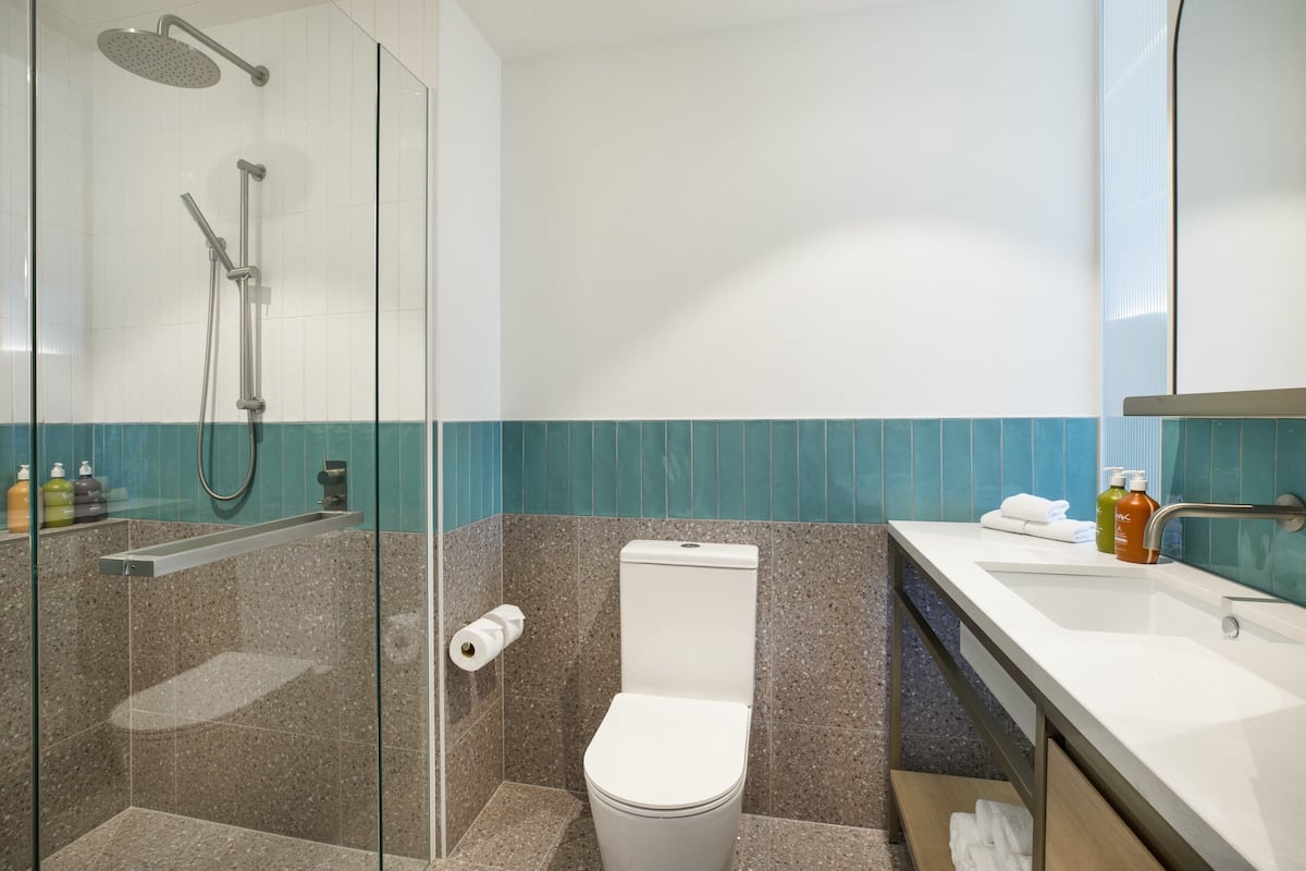 Douche, douche à « effet pluie », serviettes fournies