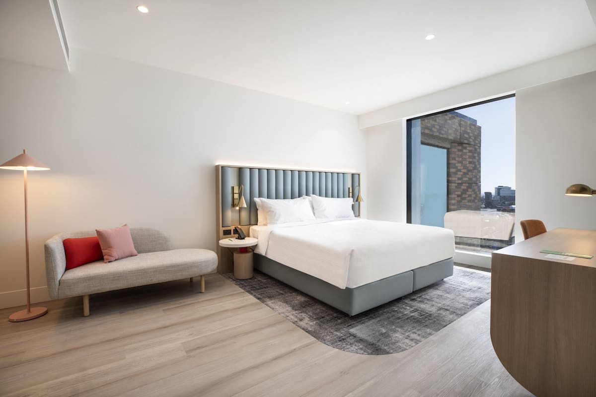 Bäddmadrasser, värdeförvaringsskåp på rummet och skrivbord