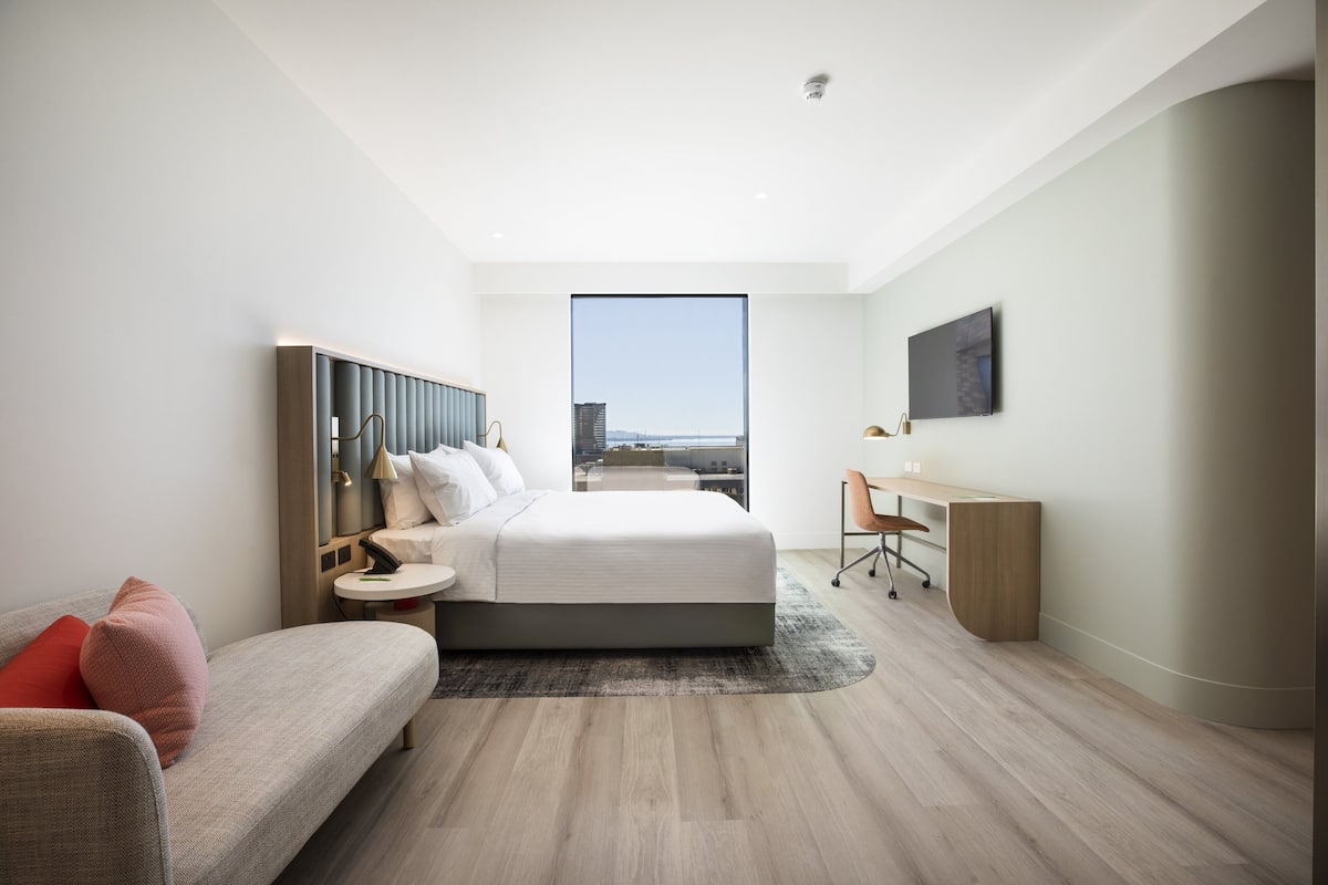 Bäddmadrasser, värdeförvaringsskåp på rummet och skrivbord