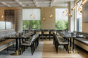 Petit déjeuner, déjeuner et dîner servis sur place