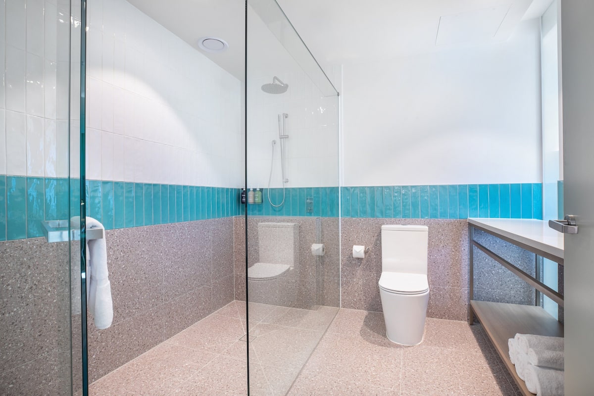 Premium Room, 1 King Bed, Bay View | Bathroom | Shower, rainfall showerhead, towels
