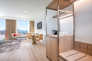 Premium-Zimmer, 1 King-Bett, Buchtblick | Pillowtop-Betten, Zimmersafe, Schreibtisch